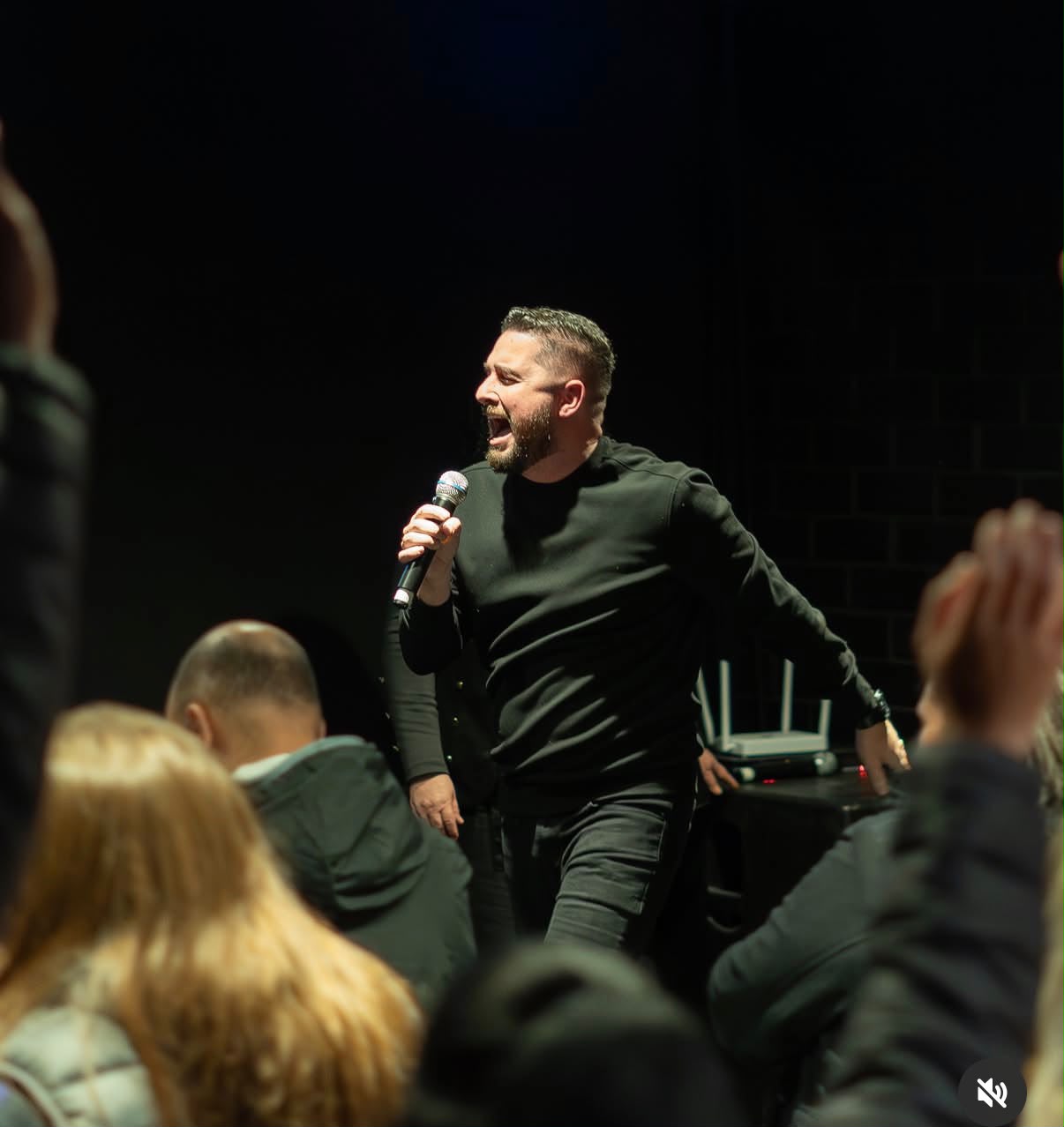 Pastor ministrando a palavra durante a celebração