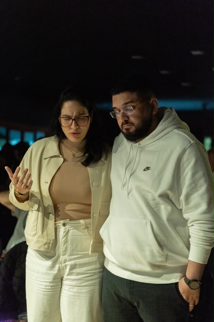 Casal em conversa e oração durante o culto