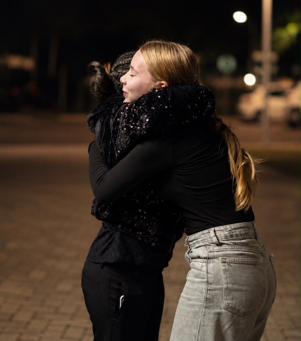 Abraço entre duas jovens após o culto