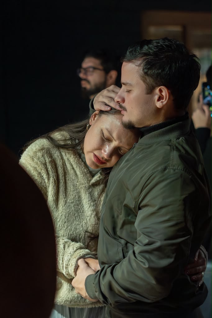 Casal abraçado em momento de oração no culto