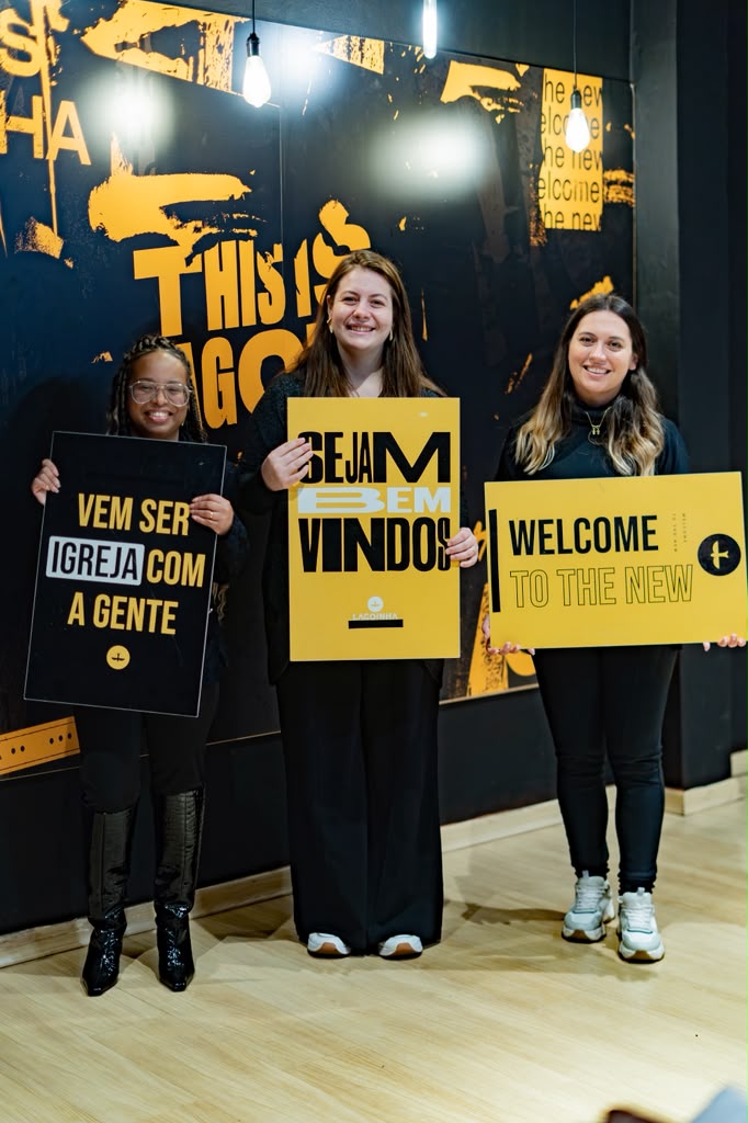 Equipe de boas-vindas com placas de recepção