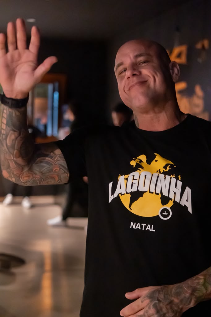 Membro sorrindo e acenando na recepção da igreja
