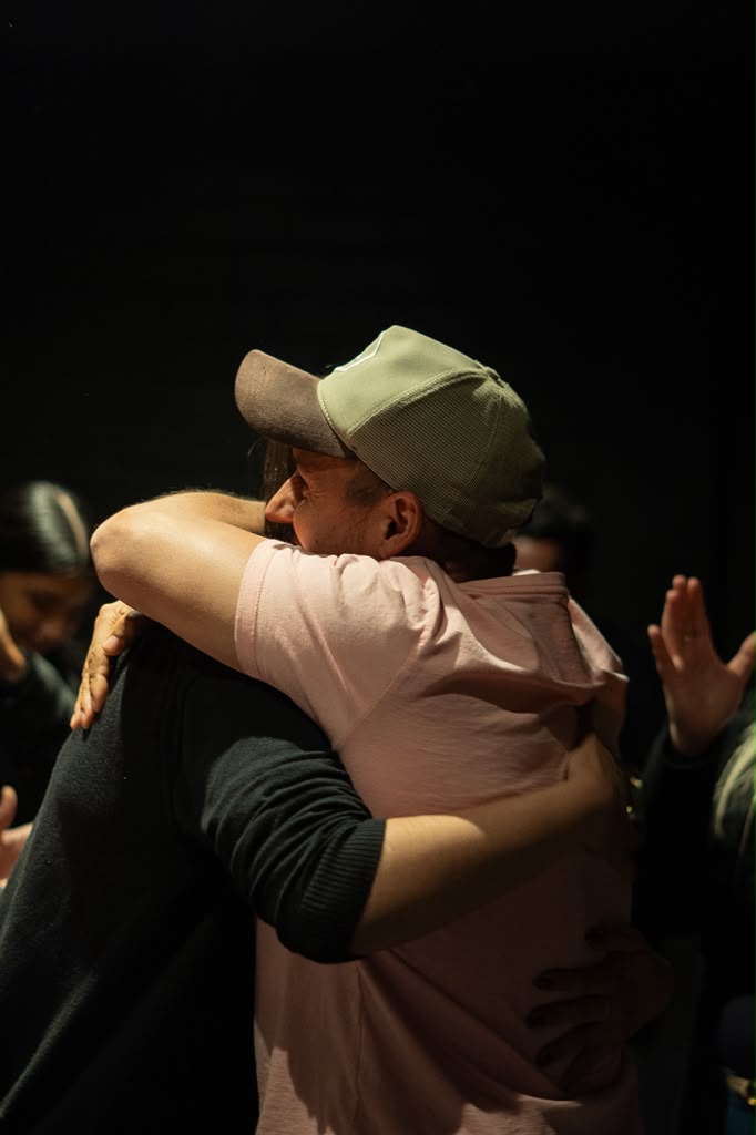Abraço entre irmãos ao final do culto